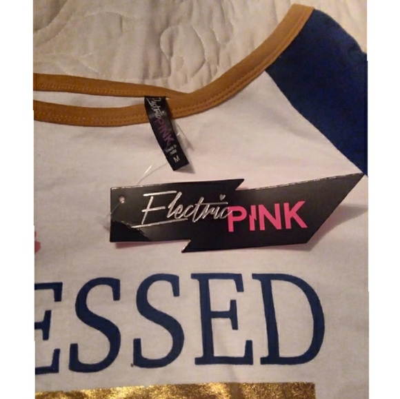 NWT Jrs Medium Electric Pink Cropped Tshirt - Picture 2 of 5